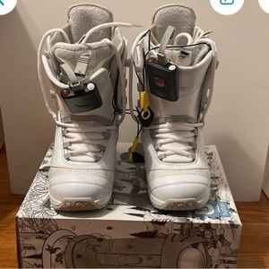 White Burton’s Snowboarding Boots for Women. Size 7.5 only used a few times.